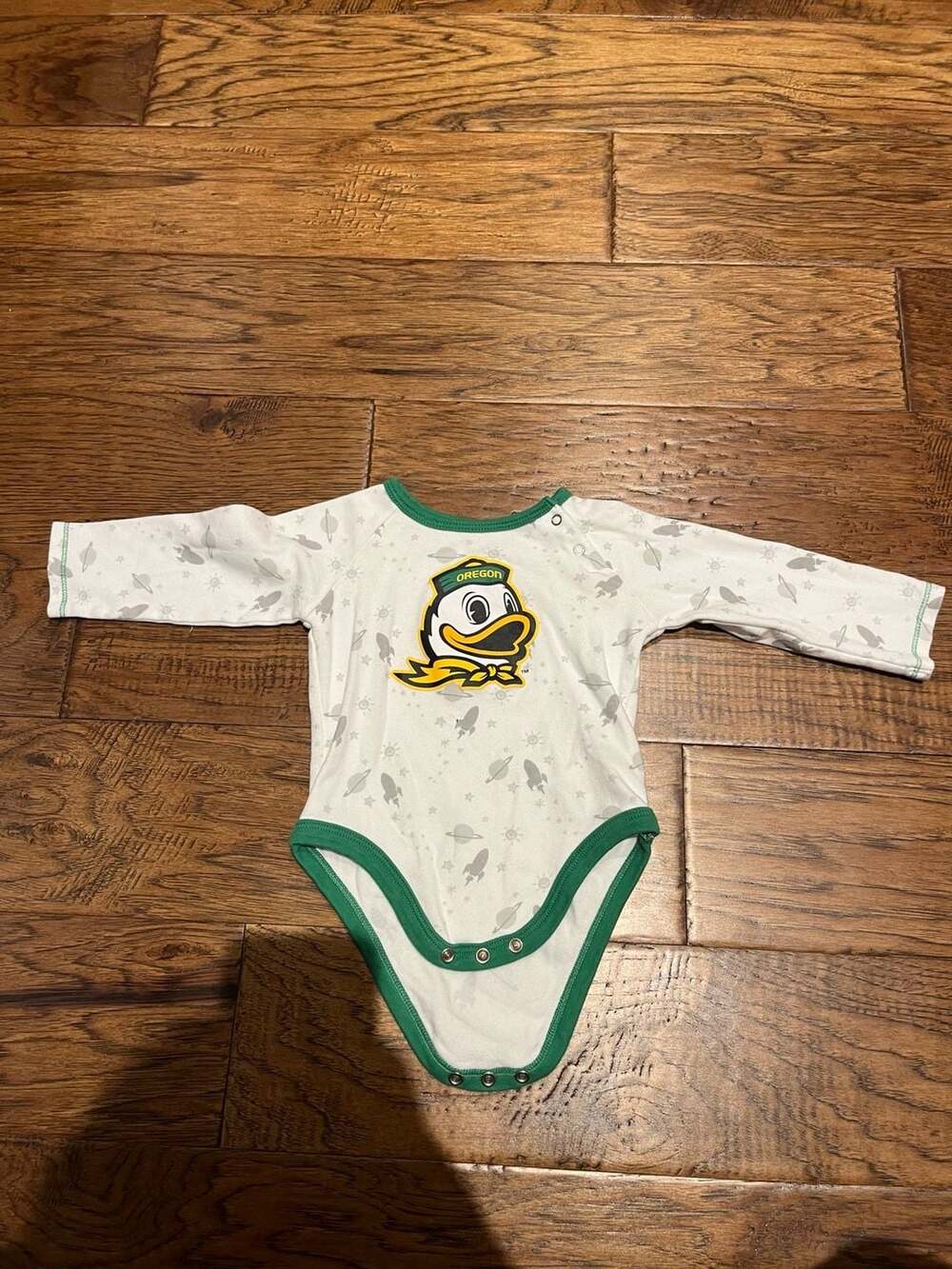 Oregon Ducks GEN2 Baby White and Green Long Sleeve Space Pattern Raglan Bodysuit